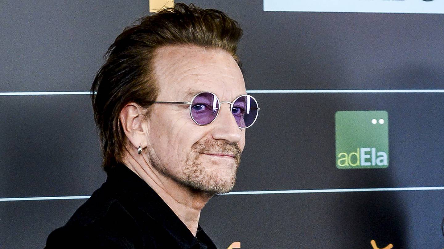 Боно отзывы. Солист u2 Боно 2022. Bono u2 сейчас. Боно 2022 певец. Bono u2 очки.