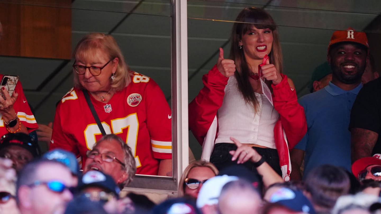 Travis Kelce jersey sales jump 400% after Taylor Swift attends game