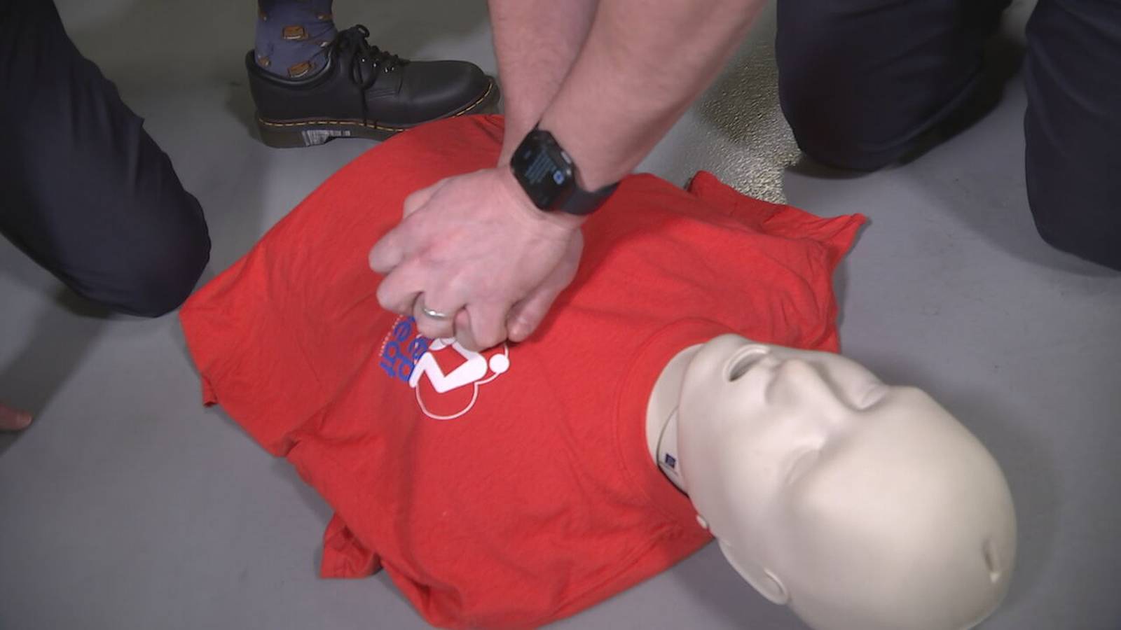 Medic Offers Non Certified Cpr And Aed Training Class After Damar Hamlins Cardiac Incident Wsoc Tv