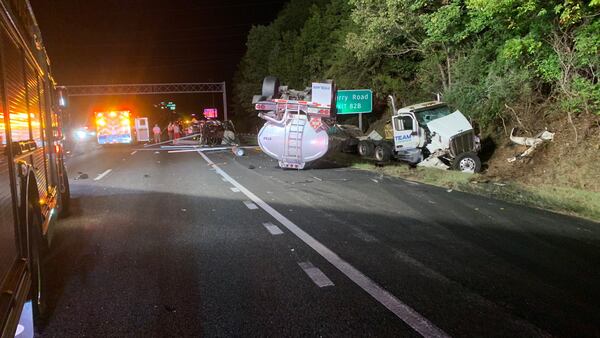 Several people hurt, I-77 southbound closed after crash involving tanker truck in SC, deputies say