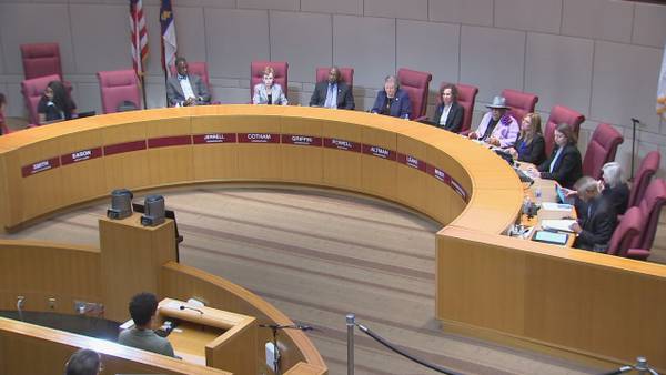 Mecklenburg County commissioners vote to receive federal funding