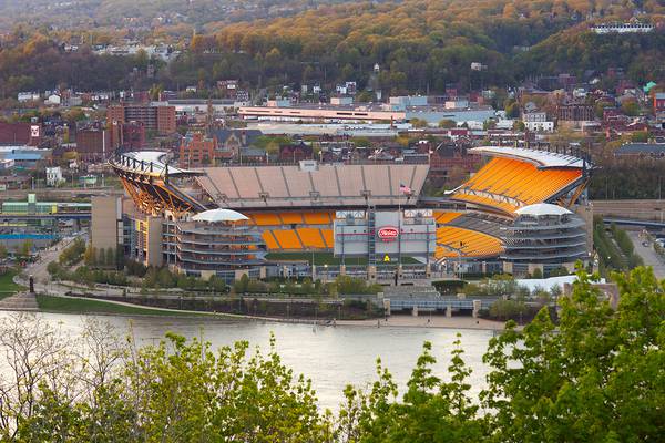 Man dies after falling from escalator at Pittsburgh Steelers game
