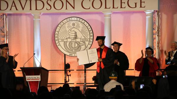 ‘An inspiration’: Davidson College honors Charlotte-native Stephen Curry in ceremony