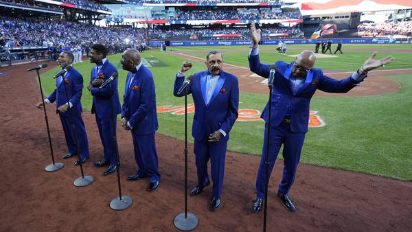 The Temptations serenade Mets fans at NLCS as founder admits he roots for Dodgers