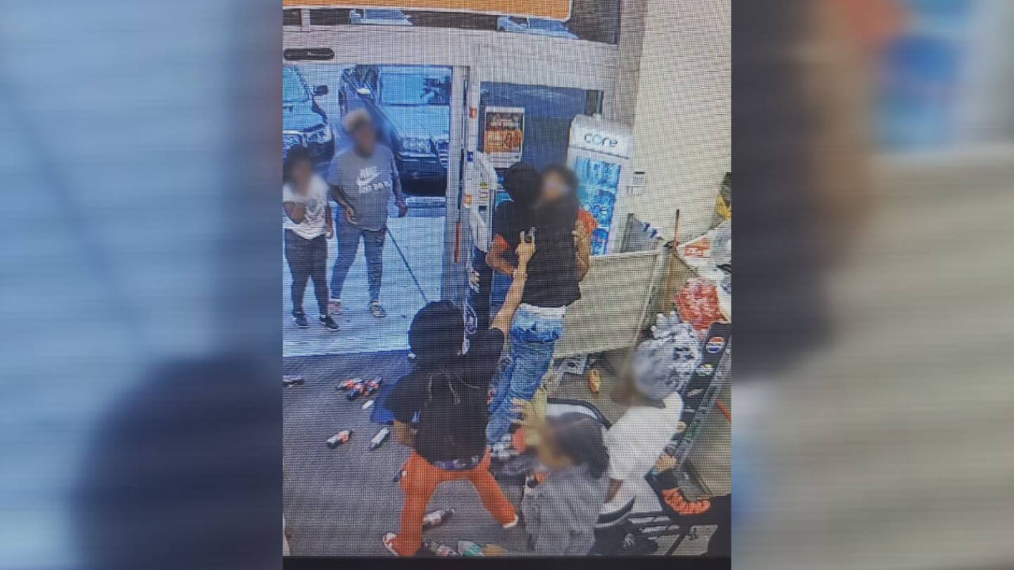 Teens return to store after being kicked out for shoplifting