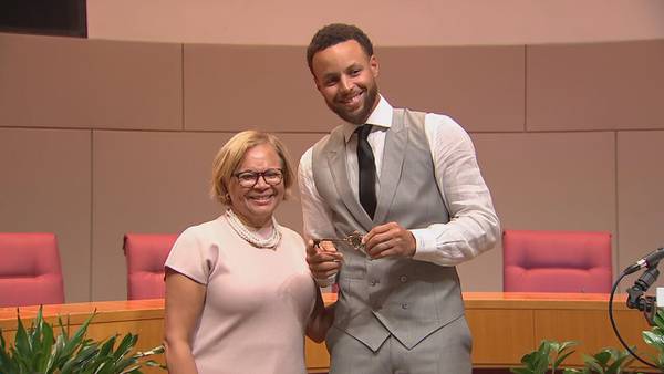 Steph Curry receives key to the city of Charlotte