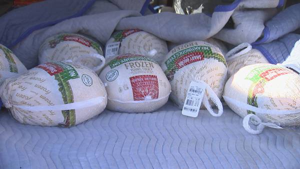 Charlotte community comes together to give families Thanksgiving meals