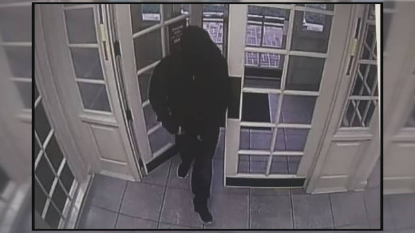 Police, FBI investigating bank robbery on Ogeechee Road