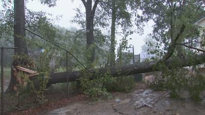 Ian pushes inland across South Carolina, creating strong wind, heavy showers