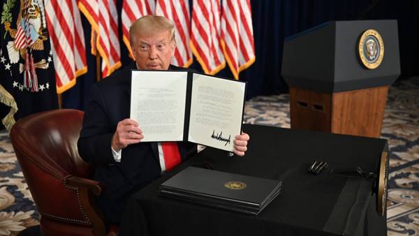 Trump firma órdenes ejecutivas sobre impuestos, desalojos, desempleo y préstamos estudiantiles 