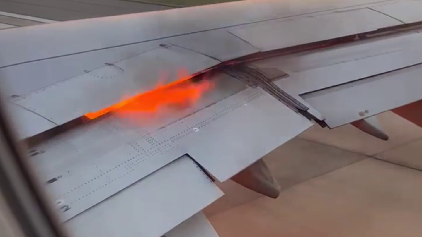 Brand op een vliegtuig van American Airlines op de landingsbaan van Charlotte Douglas Airport – WSOC TV