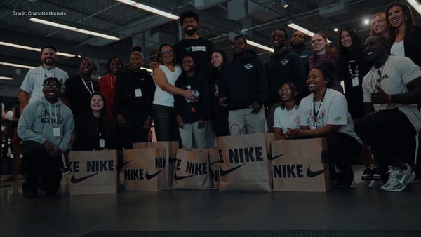 Hornets center gifts Charlotte high school seniors with shopping spree
