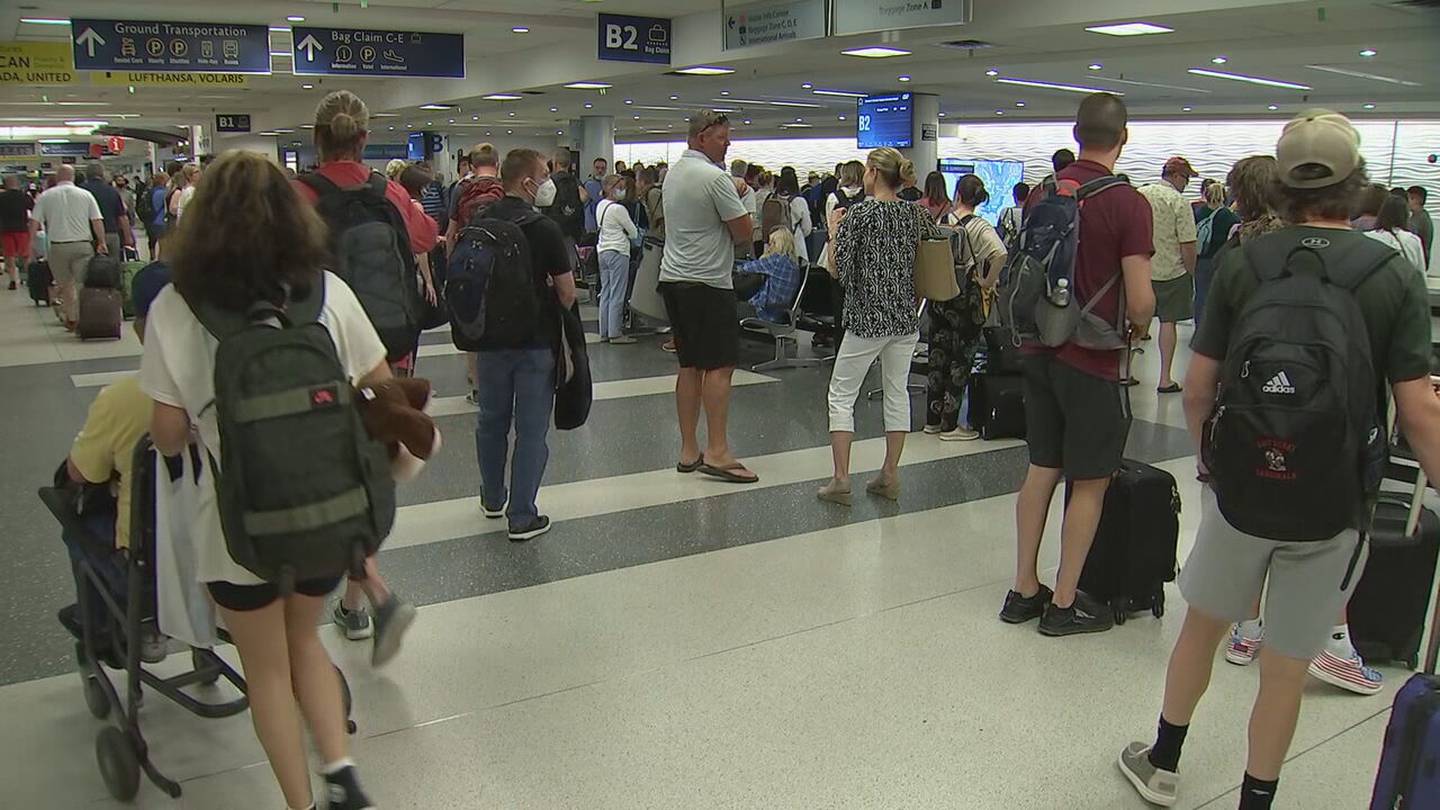 Hundreds of flights delayed, canceled at Charlotte Douglas International Airport – WSOC TV