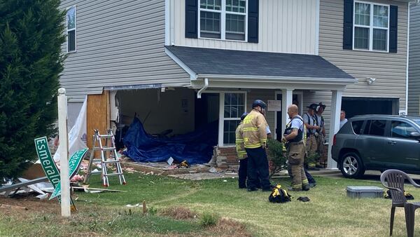 1 person hurt after car crashes into north Charlotte home, MEDIC says