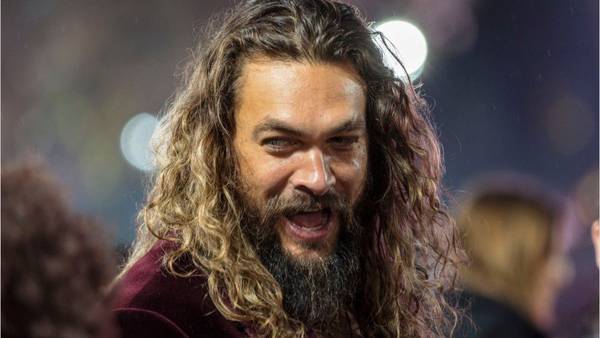Jason Momoa spotted with current, former NFL stars at Pittsburgh Steelers game
