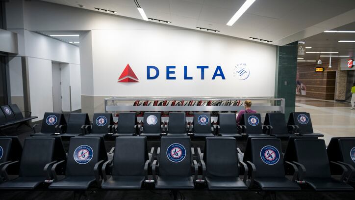 Lisa Archbold was due to fly from Salt Lake City to San Francisco when she said she was asked by airline staff to come with them off the plane. According to Archbold, the problem was she was not wearing a bra under a loose white T-shirt she had on.