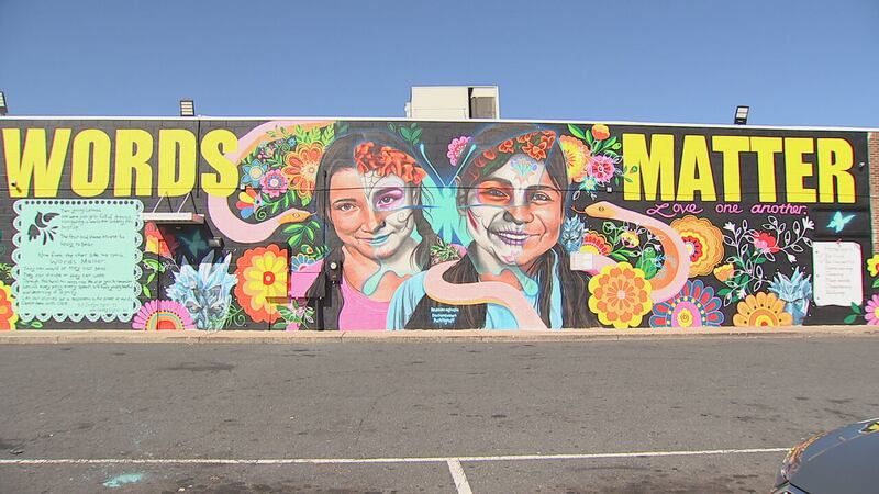 “Las Palabras Importan”: Fuerte Mensaje de Muralistas Ante Bullying a Hispanos