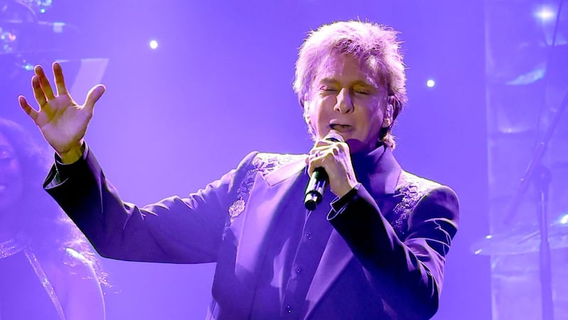 Barry Manilow shares lung cancer diagnosis; will have surgery, postpone concerts
