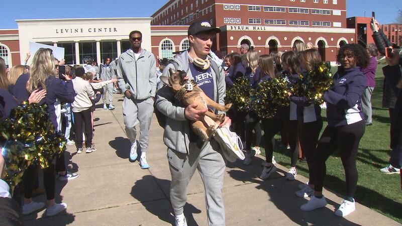 Queen’s basketball gets sendoff fit for a royal as they prepare for the big dance