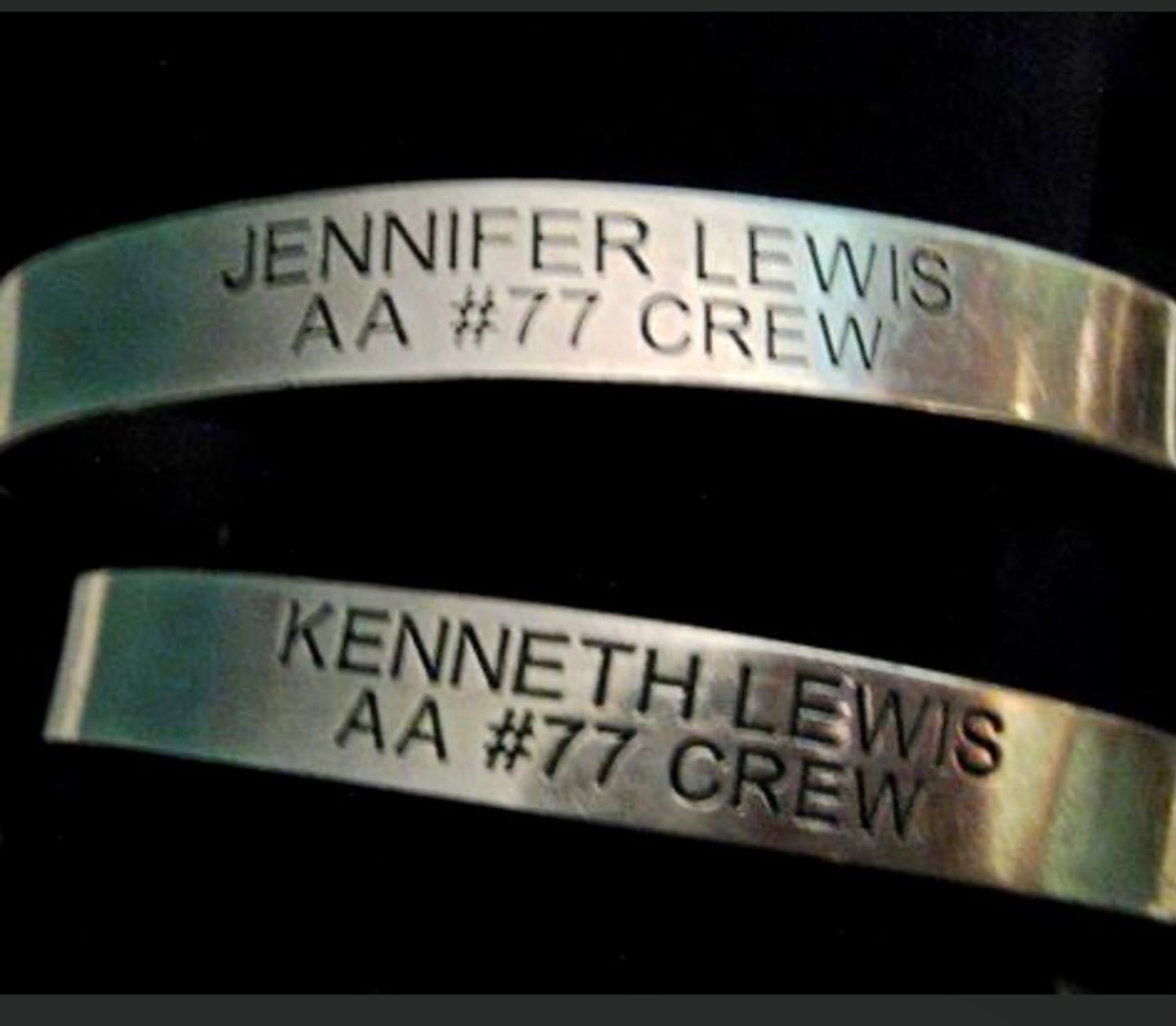Bands remembering Jennifer and Kenneth Lewis, flight attendants on AA Flight 77