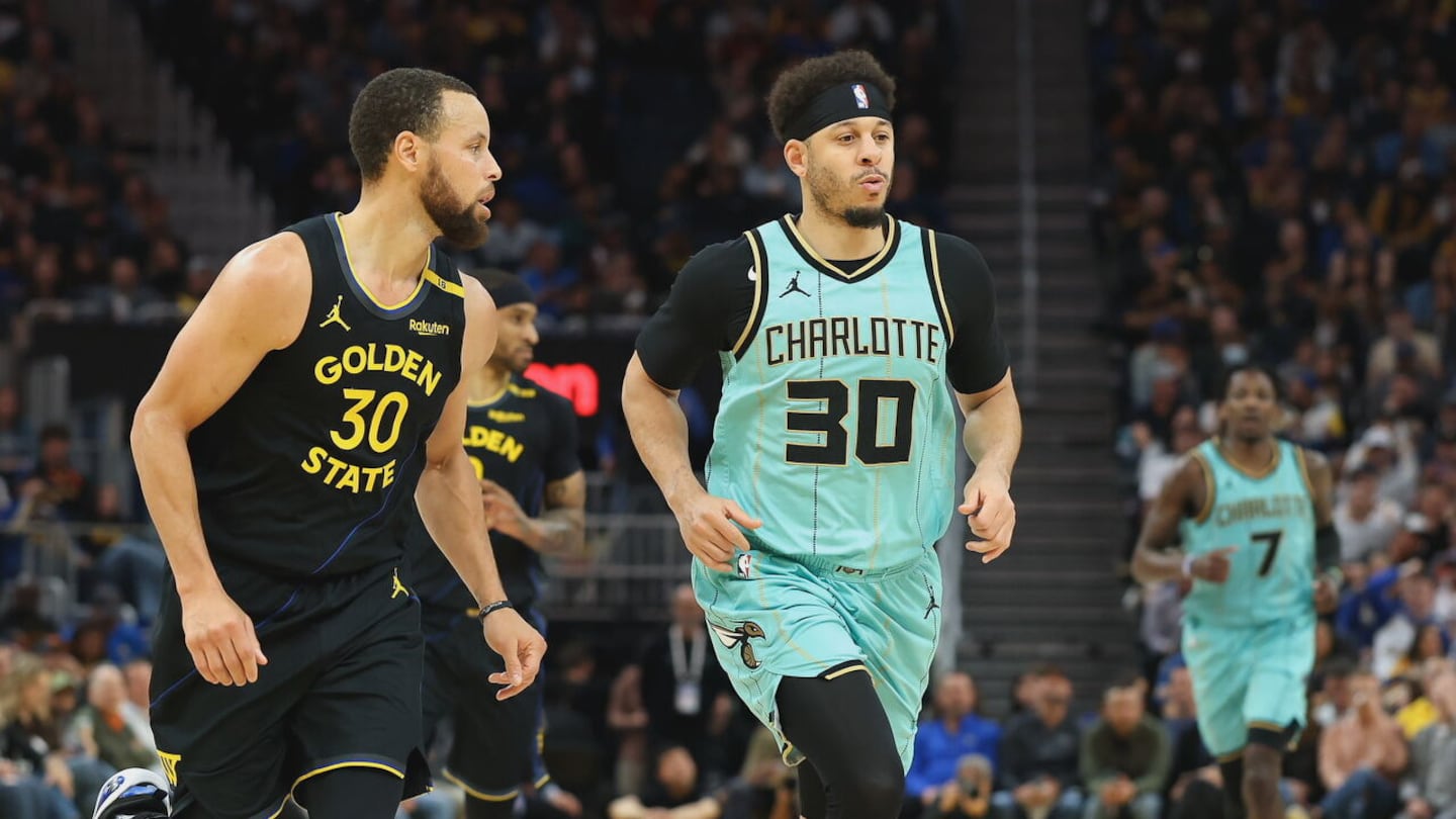 Steph and Seth Curry wearing the No. 30 during a game