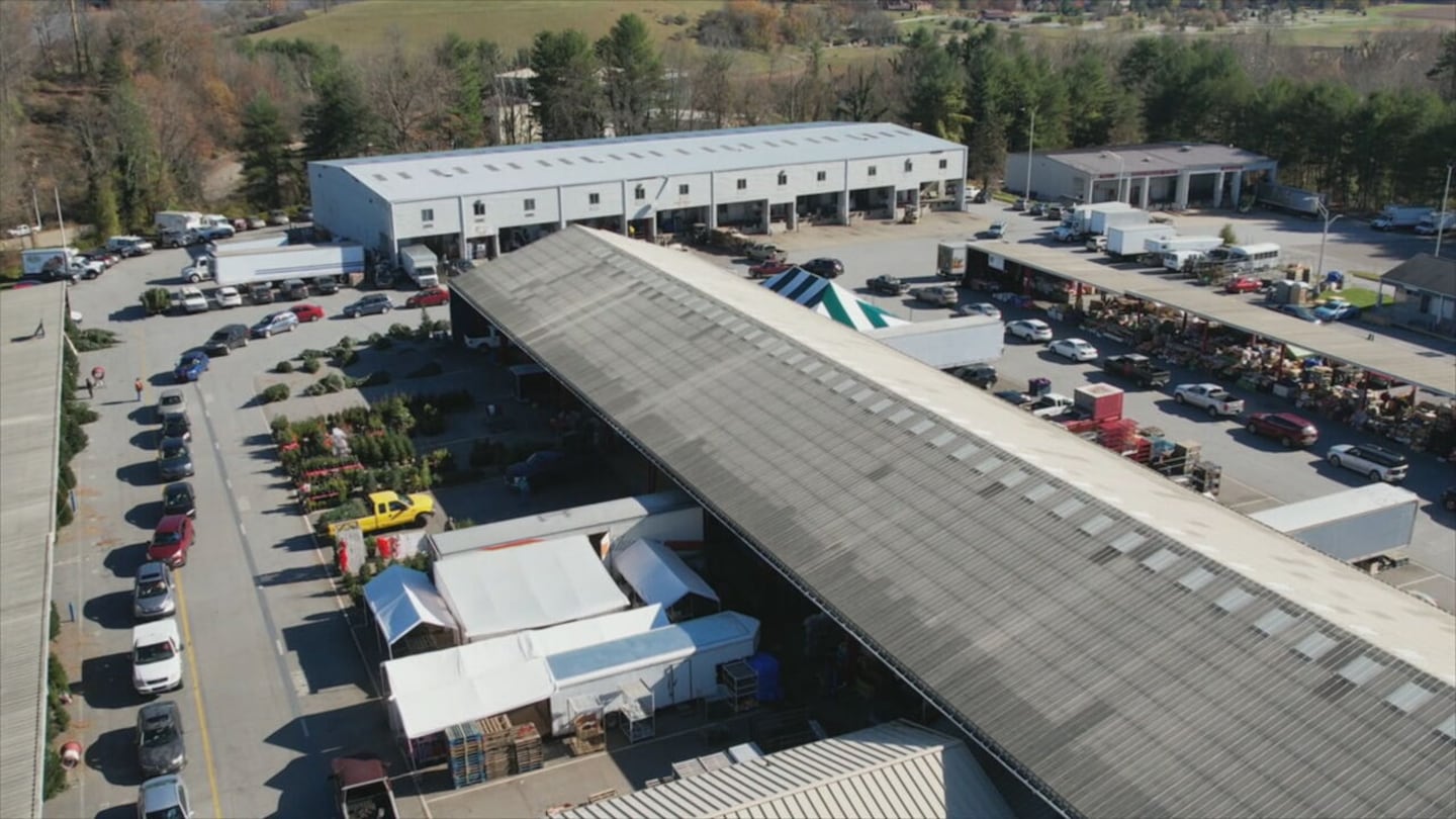 Farmers Market in Asheville distributes Thanksgiving meals after Hurricane Helene