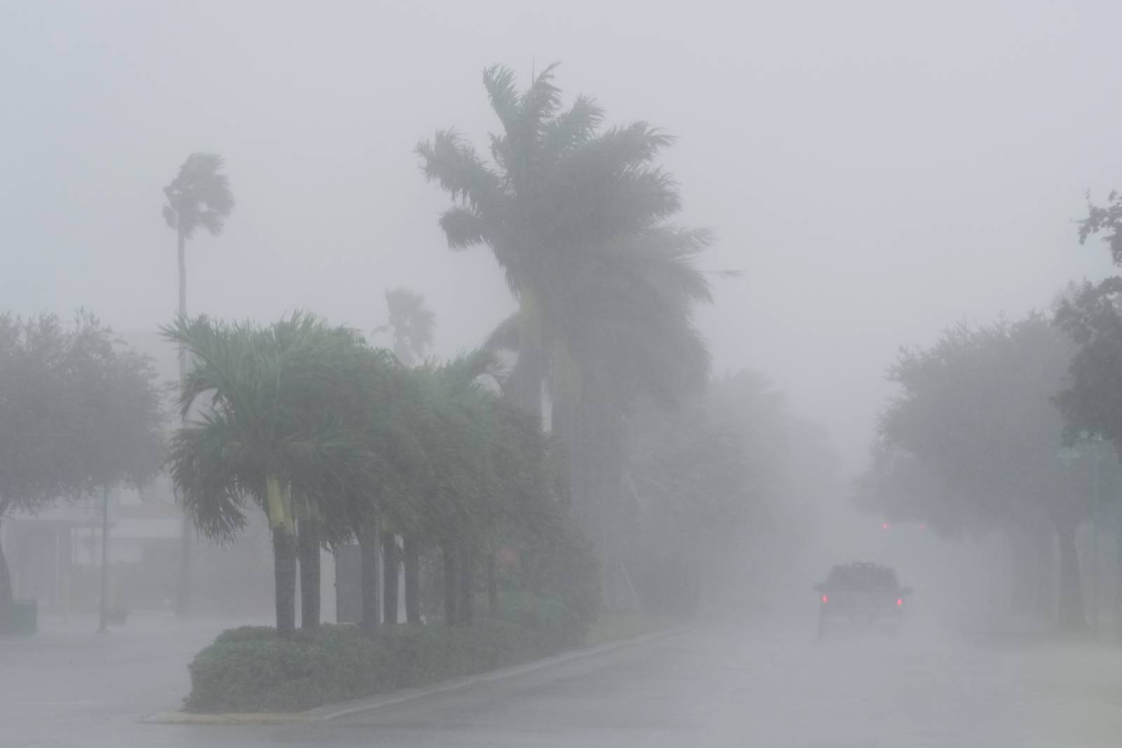 Rain, tornadoes and tropical stormforce winds lash Florida as