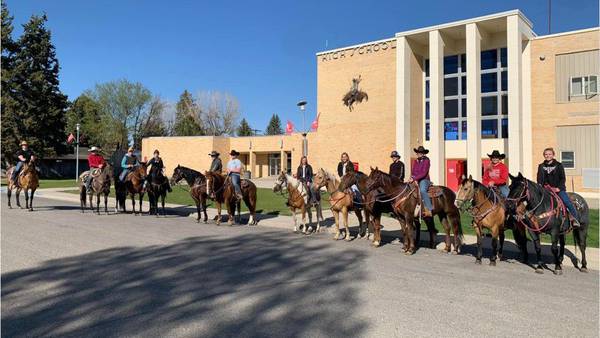 High school students use horses to prank principal