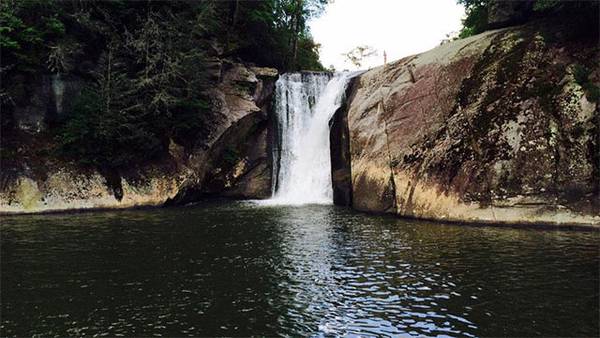 Man dies, rescue diver hospitalized after drowning at Avery County waterfall, officials say