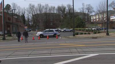 West Charlotte restaurant workers find man shot dead in parking lot
